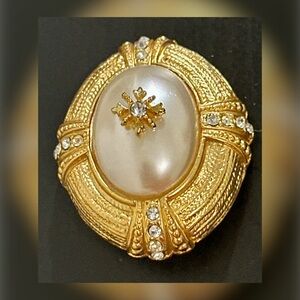 Elegant Vintage Gold & Pearl Brooch w/ Rhinestone Accent - Retro Classic Look